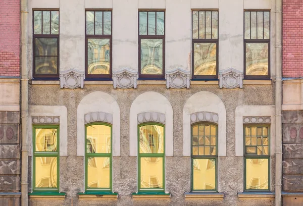 Windows in row on facade of historic building — Stock Photo, Image