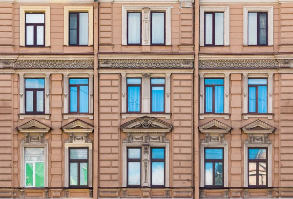 Janelas em fila na fachada do edifício histórico — Fotografia de Stock
