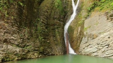 Bezumenka Nehri 'nin Orekhovsky Şelalesi güneşli sonbahar gününde, Sochi, Rusya