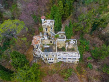 Drone görünümü terk edilmiş köşkün kulübemde Kvitko, Sochi, Rusya Federasyonu
