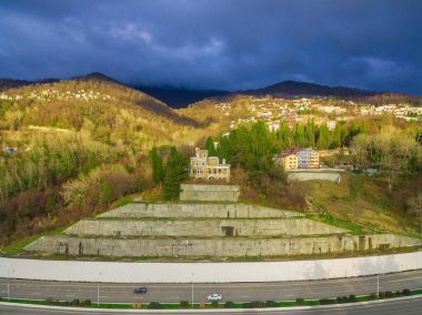 Drone görünümü terk edilmiş köşkün kulübemde Kvitko, Sochi, Rusya Federasyonu