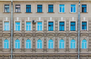 Tarihi binanın cephesinde satır içinde pencere eşiği