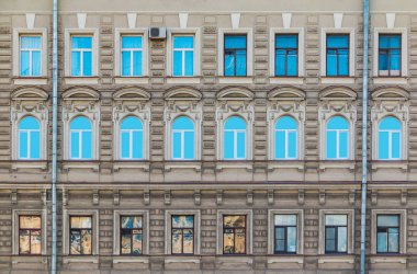 Tarihi binanın cephesinde satır içinde pencere eşiği