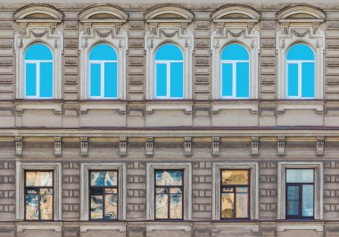 Tarihi binanın cephesinde satır içinde pencere eşiği