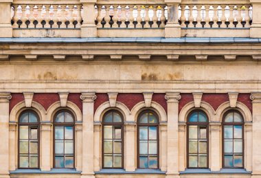 Tarihi binanın cephesinde satır içinde pencere eşiği