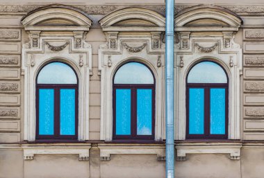 Tarihi binanın cephesinde satır içinde pencere eşiği