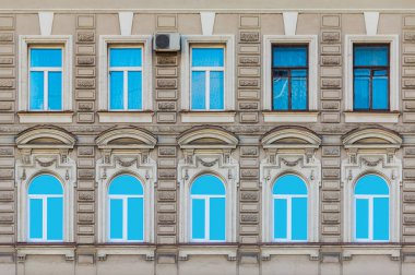 Tarihi binanın cephesinde satır içinde pencere eşiği