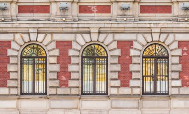 Tarihi binanın cephesinde satır içinde pencere eşiği