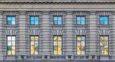 Tarihi binanın cephesinde satır içinde pencere eşiği