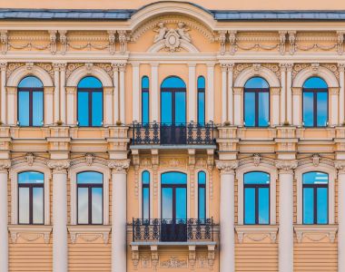 Satır ve balkon tarihi binanın cephesinde içinde pencere eşiği