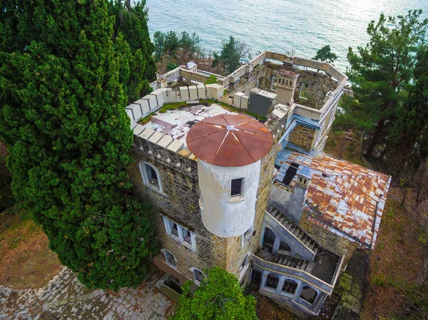 Drone görünümü terk edilmiş köşkün kulübemde Kvitko, Sochi, Rusya Federasyonu