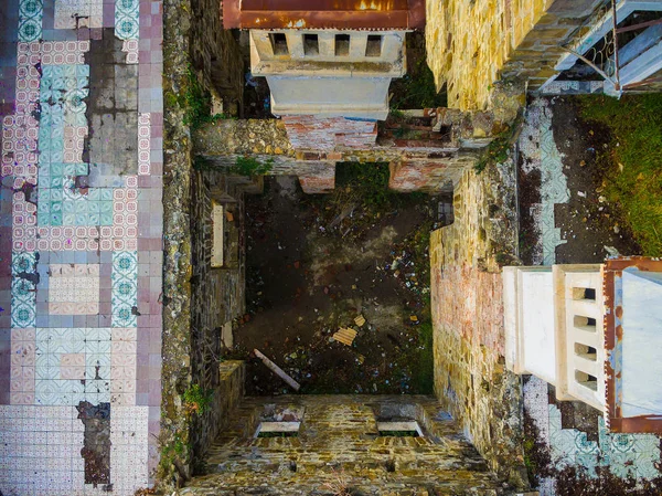 Drohnenblick auf verlassene Villa Datscha Kvitko, Sotschi, Russland — Stockfoto