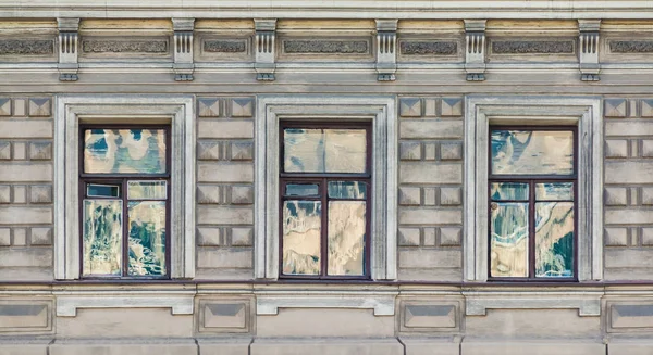 Windows у рядку на фасаді будівлі — стокове фото