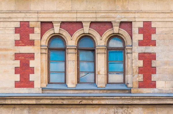 Okna v řádku na průčelí historické budovy — Stock fotografie