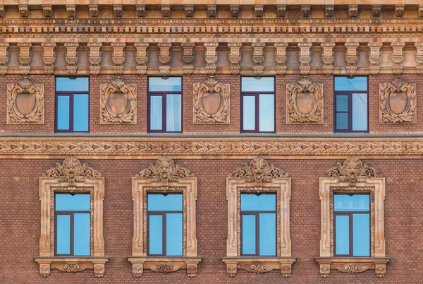 Ventanas en fila en la fachada del edificio histórico — Foto de Stock