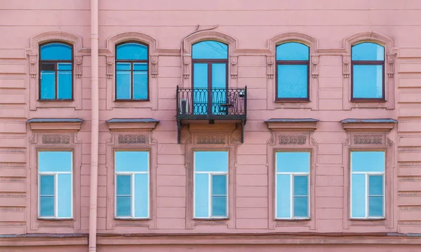 Ventanas en fila y balcón en la fachada del edificio histórico — Foto de Stock