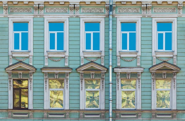 Okna v řádku na průčelí historické budovy — Stock fotografie