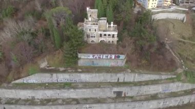 Sochi, Rusya Federasyonu - 2 Şubat 2018: Terk edilmiş eski konak görünümünü dron kulübemde Kvitko arasında çalılık sonbahar günü denir