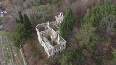 Sochi, Rusya Federasyonu - 2 Şubat 2018: Terk edilmiş eski konak görünümünü dron kulübemde Kvitko Kurortnyy Prospekt yakınındaki sonbahar günü denir.