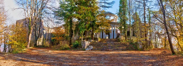 Terk edilmiş restoran Mount Akhun, Sochi, Rusya Federasyonu