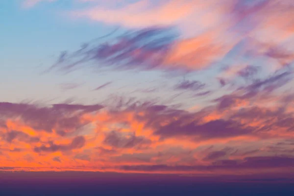 Scharlachroter Sonnenuntergang mit schönen Wolken — Stockfoto