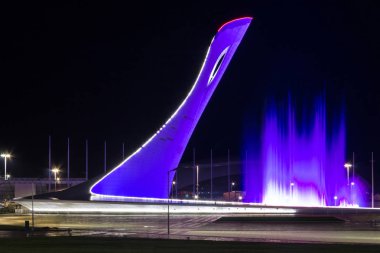 Olimpiyat kazanı Kulesi ve dans eden çeşme Sochi, Rusya Federasyonu