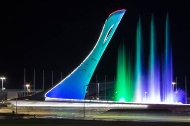 Olimpiyat kazanı Kulesi ve dans eden çeşme Sochi, Rusya Federasyonu