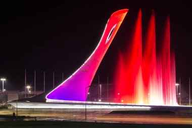 Olimpiyat kazanı Kulesi ve dans eden çeşme Sochi, Rusya Federasyonu
