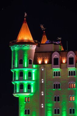 Gece ışıklı cephe Bogatyr Hotel, Sochi, Rusya Federasyonu