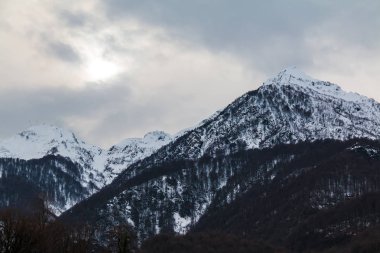 Dağlı kış manzarası
