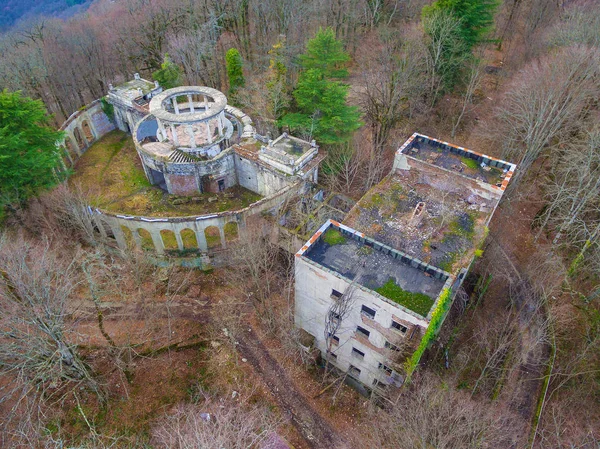 Drone view of abandoned restaurant on Mount Akhun, Sochi, Russia — Stock Photo, Image