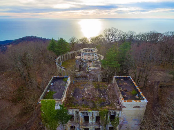 Drone vista del restaurante abandonado en el Monte Akhun, Sochi, Rusia — Foto de Stock