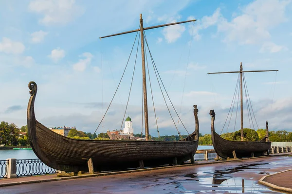 Vyborg 'da iki Viking gemisi, Leningrad Oblastı, Rusya