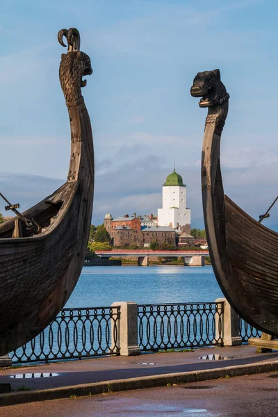 Viking gemilerinin pruvaları arasındaki Vyborg Kalesi