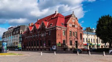 Vyborg, Leningrad Oblastı, Rusya - 13 Eylül 2018: Sağdan sola hareket ile hızlandırılmış video. Güneşli bir günde tarihi binalarla pazar meydanının güzel manzarası.