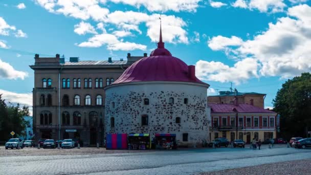 ヴィボルグ レニングラード州 ロシア 2018年9月13日 晴れた日に丸塔と市場広場のタイムラプスビデオ — ストック動画