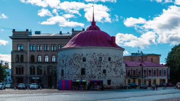 ヴィボルグ レニングラード州 ロシア 2018年9月13日 ズームを解除したタイムラプスビデオ 晴れた日にラウンドタワーと市場広場の美しい景色 — ストック動画
