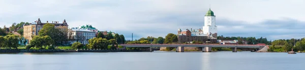 ヴィボルグのヴィボルグ城とペトロフスキー橋 — ストック写真