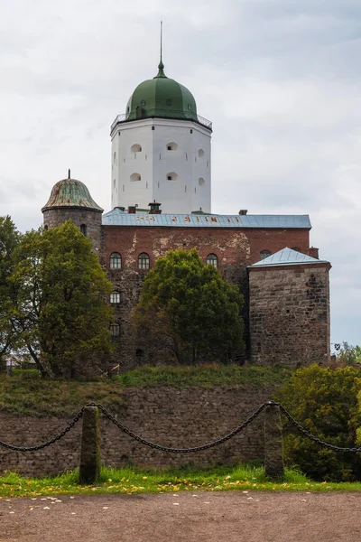 Schloss Wyborg und Zaun aus Ketten — Stockfoto