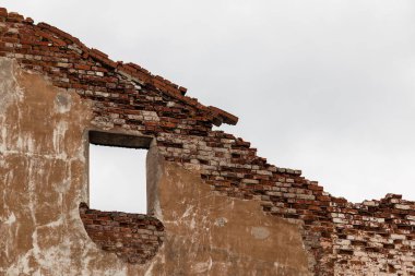Pencere deliğiyle harap olmuş duvar