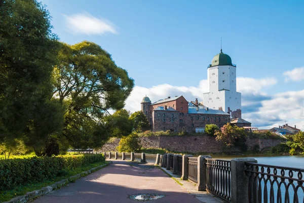 Damm des 30. Wachkorps und der Burg Wyborg, Russland — Stockfoto