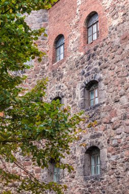 Vyborg Kalesi 'nin duvarındaki pencereler