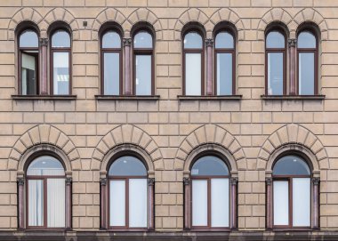 Tarihi binanın cephesinde satır içinde pencere eşiği