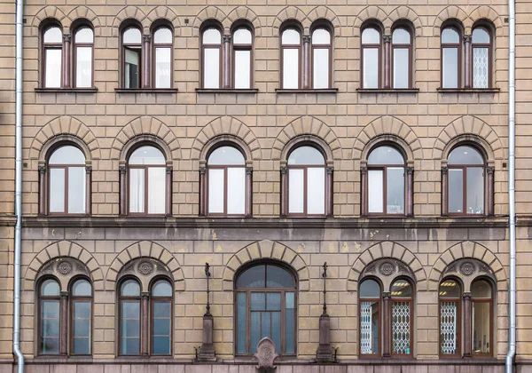 Windows in row on facade of historic building — Stock Photo, Image