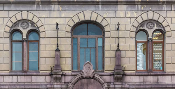 Окна в ряд на фасаде исторического здания — стоковое фото