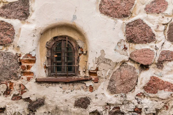 Fenster an Fassade des Rundturms — Stockfoto