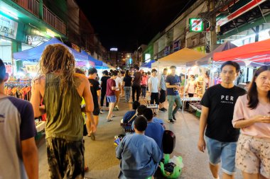 WUA Lai yolda Street yürüyüş alışveriş turist