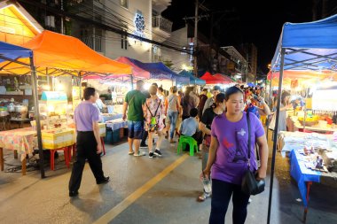 WUA Lai yolda Street yürüyüş alışveriş turist