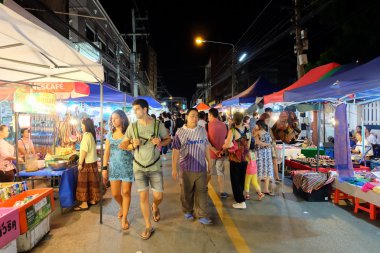 WUA Lai yolda Street yürüyüş alışveriş turist