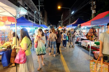 WUA Lai yolda Street yürüyüş alışveriş turist
